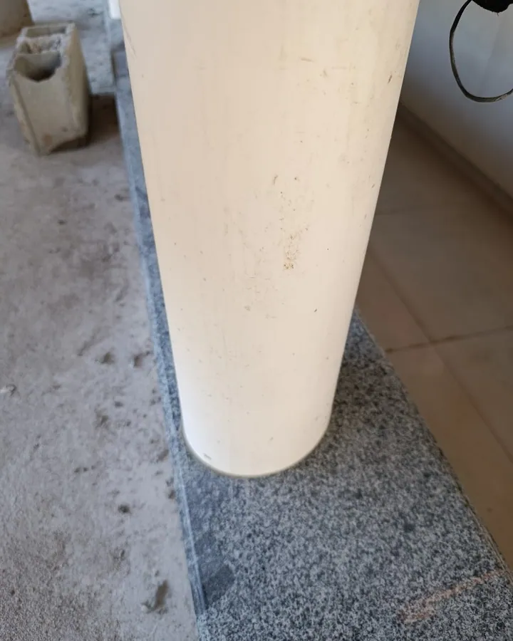 Detalhe construtivo do pilar protegido contra umidade sobre a bancada de granito polido