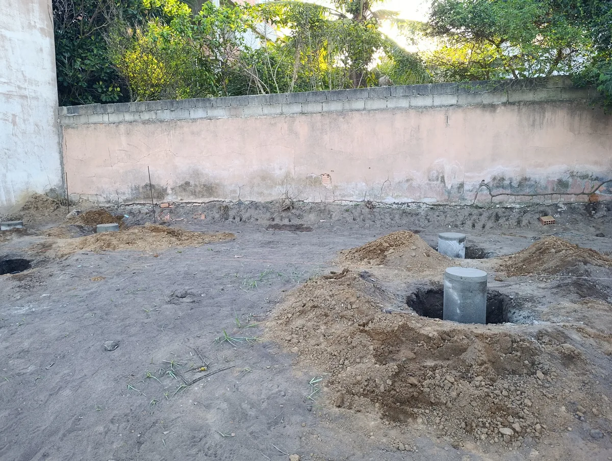 Visão ampla dos pontos de apoio de fundação com manilhas prontos para receber o módulo habitacional