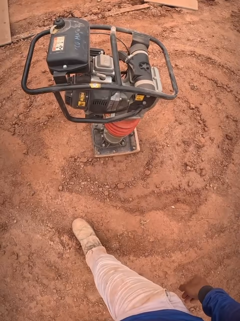 Video de obra da Mote Construcoes Reforma Premium em Corrego Do Ouro, Itapemirim: 👊Compactação de solo no Córrego do Ouro para piso residencial Antes de qualquer contrapiso ou acabamento, o solo precisa estar firme....