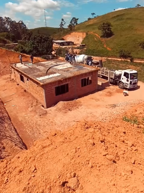 Video de obra da Mote Construcoes Construcao Residencial em Rio Muqui, Itapemirim: Concretagem de laje maciça em Rio muqui, Itapemirim Mais uma etapa estrutural executada com responsabilidade: a concretagem desta laje...