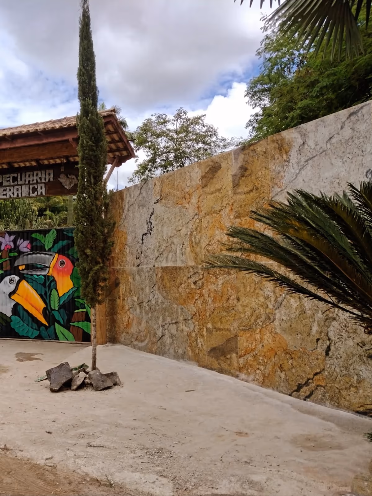 Carrossel de obra da Mote Construcoes Portfolio De Obras em Corrego Do Ouro, Itapemirim: 🌟Revestimento externo com mármore paginado 160x80 em Corrego do ouro, Itapemirim/ES Nesta entrada de sítio em Itapemirim/ES, o...