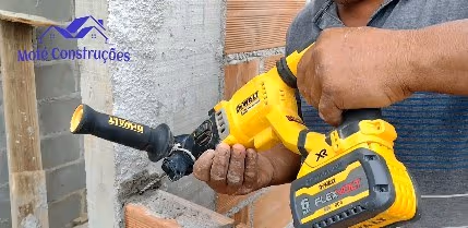 Video de obra da Mote Construcoes Construcao Residencial em Campo Acima, Itapemirim: 💪Travamento de lajotas em colunas para estrutura de laje em Campo acima, Itapemirim O travamento das lajotas junto às colunas é uma...