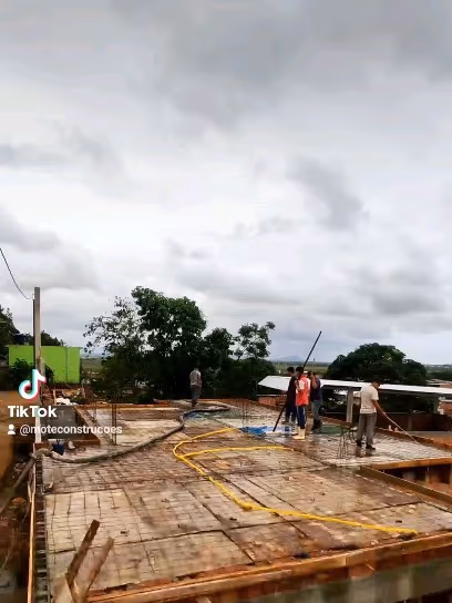 Video de obra da Mote Construcoes Construcao Residencial em Campo Acima, Itapemirim: ⛅Concretagem de laje com concreto usinado em Campo Acima, Itapemirim Esta etapa de concretagem de laje foi executada com foco em tempo...