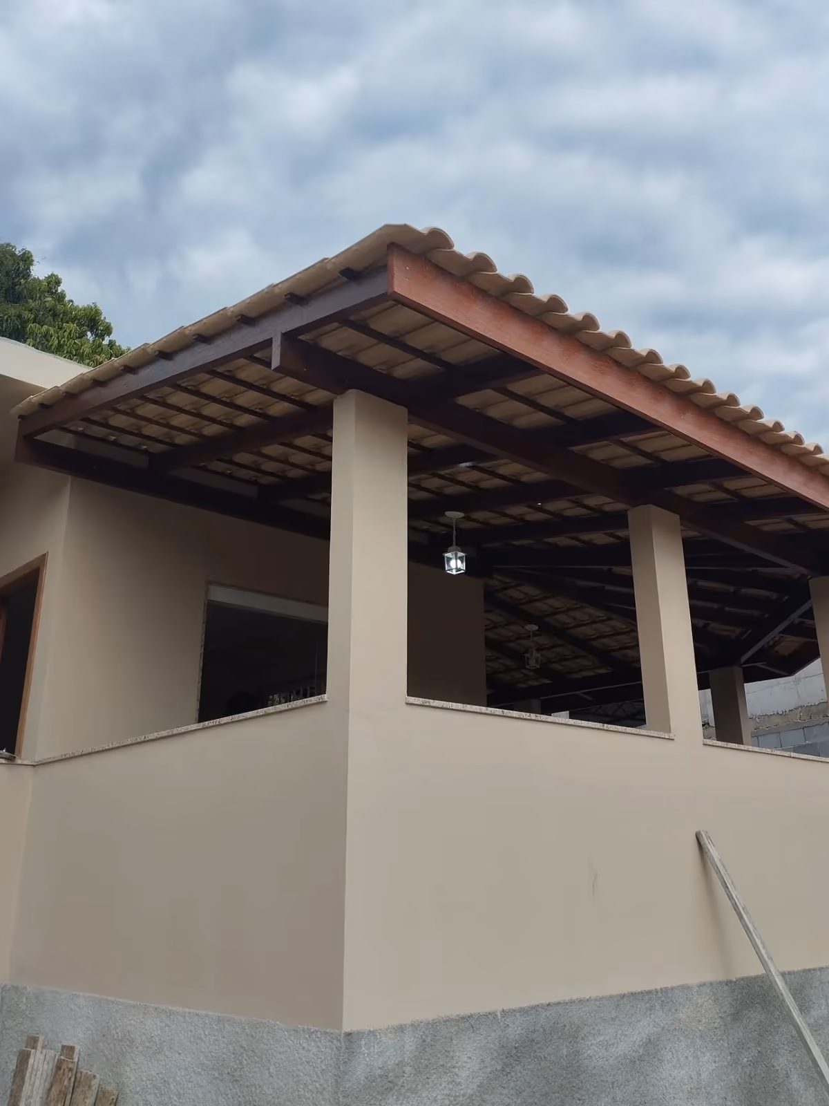 Carrossel de obra da Mote Construcoes Reforma Premium em Coramara, Cachoeiro de Itapemirim: 🔨Acabamento premium de telhado artesanal em Coramara, Cachoeiro de Itapemirim Neste conteúdo, o destaque está no acabamento de...