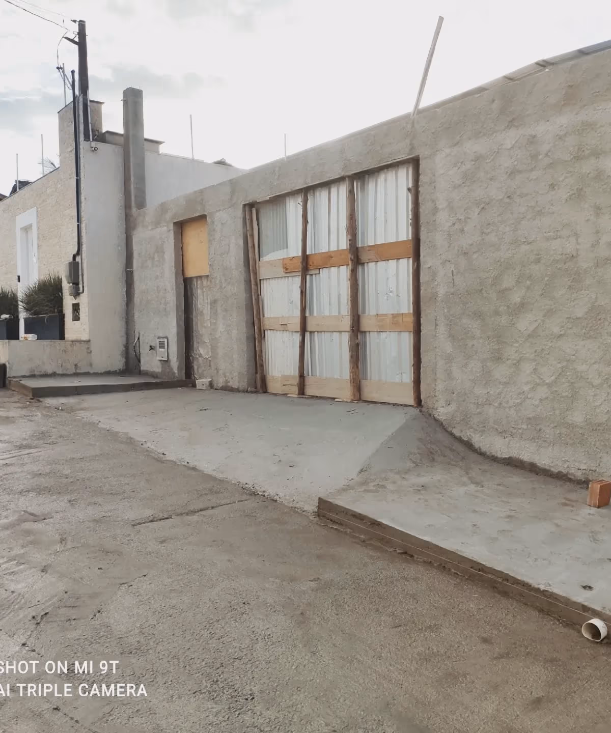 Carrossel de obra da Mote Construcoes Engenharia Comercial em Vila Rica, Cachoeiro de Itapemirim: ​Muro com calçada concluído e infraestrutura pré-instalada em Vila rica, Cachoeiro de Itapemirim Nesta entrega, o muro...