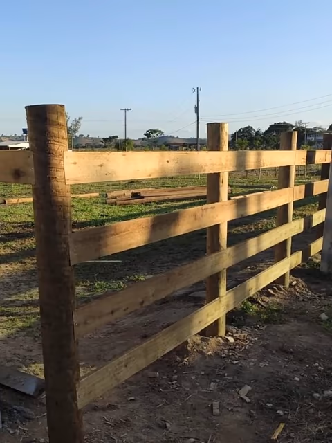 Video de obra da Mote Construcoes Reforma Premium em Garrafao, Itapemirim: 🚜 CERCA DE EUCALIPTO TRATADO | ENTRADA DE FAZENDA COM DURABILIDADE E PRECISÃO 🌳🔩 Em Garrafão – Itapemirim/ES, executamos essa cerca de...