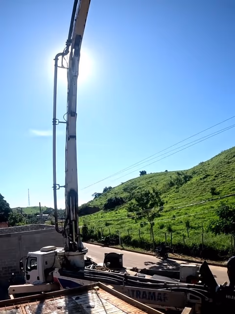 Video de obra da Mote Construcoes Construcao Residencial em Itapemirim: Concretagem de laje em Itapemirim/ES com nivelamento técnico Concretagem boa é aquela em que técnica e leitura de obra caminham juntas. Nesta etapa...