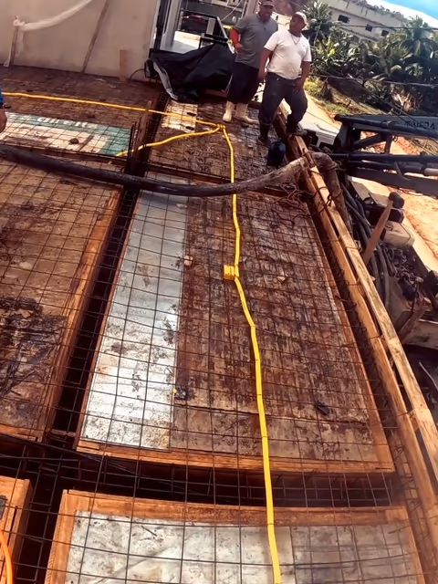 Video de obra da Mote Construcoes Construcao Residencial em Itapemirim: Laje Maciça Reforçada para Espaço Comercial em Garrafão - ES 🏢🛠 Alta resistência com vigas estruturais Hoje foi dia de concretagem 💥 Batemos uma...