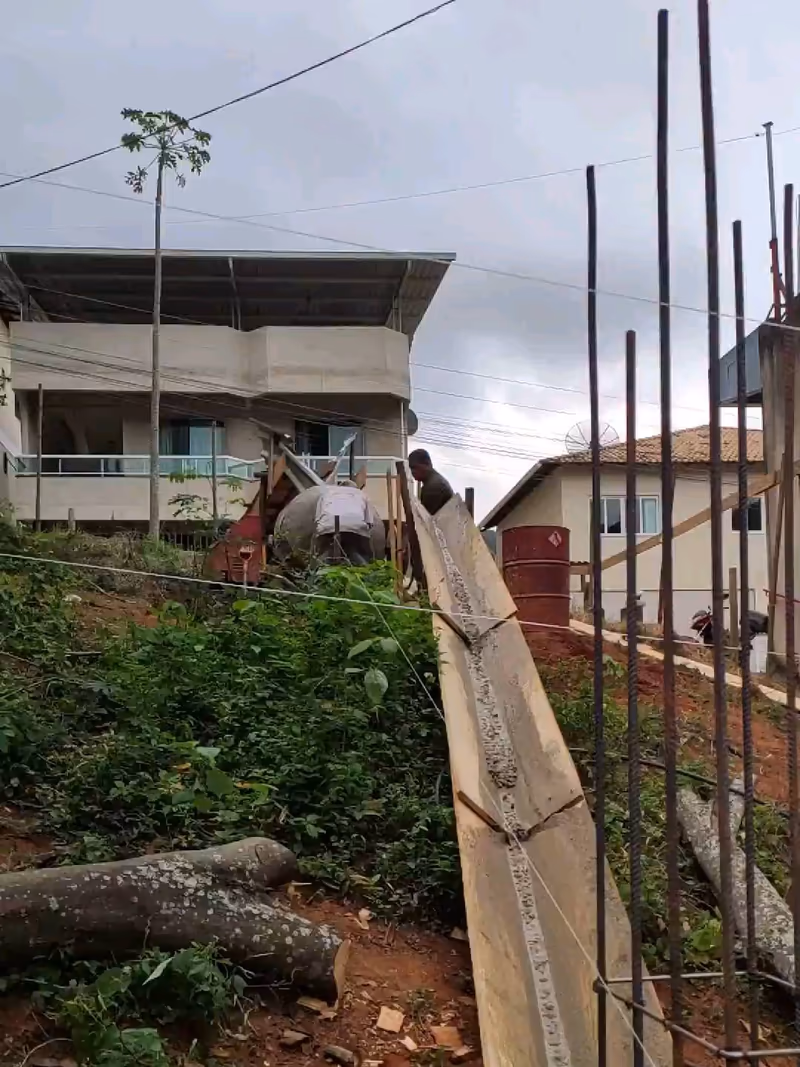 Video de obra da Mote Construcoes Construcao Residencial em Paraiso, Cachoeiro de Itapemirim: Concretagem de sapata para nova residência em Paraíso, Cachoeiro de Itapemirim Toda residência segura começa pela fundação....