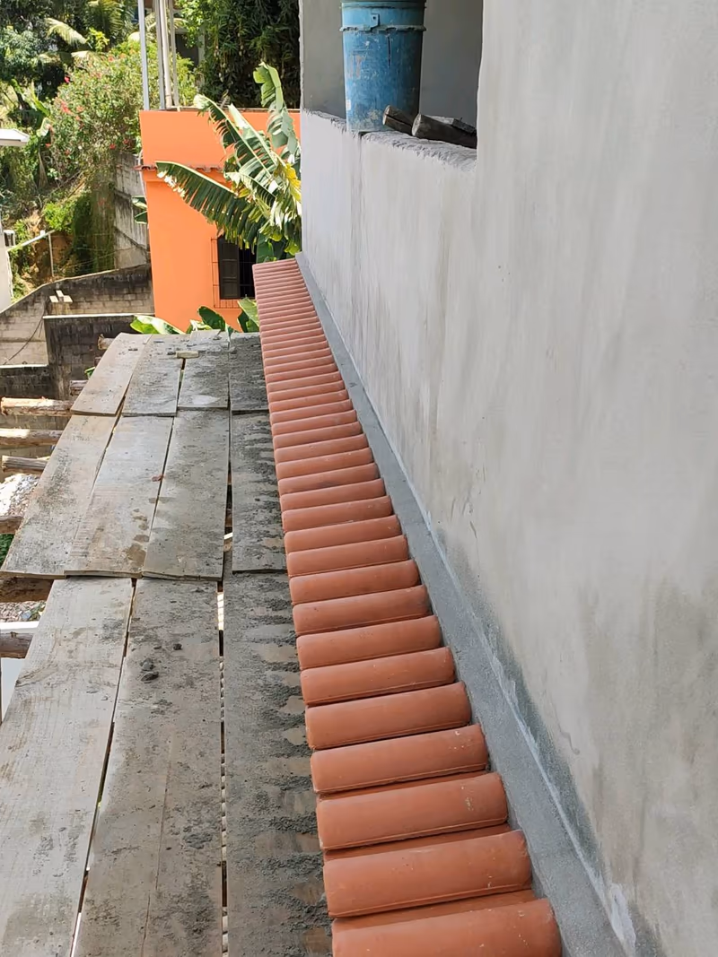 Video de obra da Mote Construcoes Reforma Premium em Independencia, Cachoeiro de Itapemirim: ☀ Instalação de telha colonial em beiral de cobertura em Independência, Cachoeiro de Itapemirim A telha colonial no beiral...