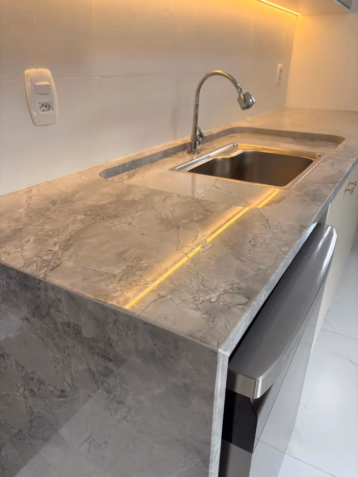 Carrossel de obra da Mote Construcoes Reforma Premium em Paraiso, Cachoeiro de Itapemirim: Reforma de cozinha em Cachoeiro com mármore e planejados Reforma completa de cozinha em Cachoeiro de Itapemirim/ES, com...