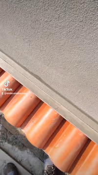 Acabamento perfeito no beiral! 👷‍♂️🧱 Cada detalhe conta! No vídeo, Bruno finaliza o beiral com telha cerâmica,… — Moté Construções (22/11/2023)