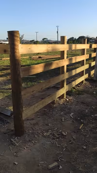 🚜 CERCA DE EUCALIPTO TRATADO | ENTRADA DE FAZENDA COM DURABILIDADE E PRECISÃO 🌳🔩 Em Garrafão – Itapemirim/ES,... - Mote Construcoes (01/05/2026)