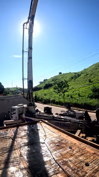 Concretagem nivelada com criatividade! 🏗️✨ A concretagem da laje marca um dos momentos mais satisfatórios da obra! 💪… — Moté Construções (06/06/2025)