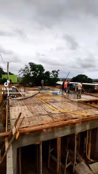 🛠️ Concretagem no ponto certo! ⛅ Aproveitamos o clima fresco e sem chuva 🌥️ para concretar essa laje com máxima… — Moté Construções (27/12/2023)