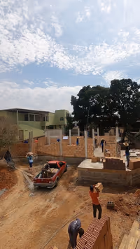 Obra em movimento! 🚧⚙️ De alvorecer ao pôr do sol, capturamos cada tijolo, cada esforço, cada progresso nessa obra que… — Moté Construções (18/10/2024)