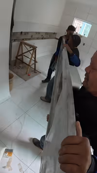 Pia de mármore exótico instalada com força e precisão! 👷‍♂️⚙️ Instalação de mármore exótico pesadíssimo — daquele que… — Moté Construções (12/10/2025)