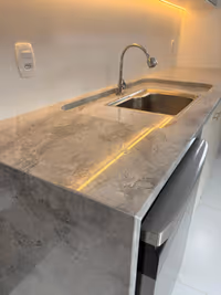 Reforma de cozinha em Cachoeiro com mármore e planejados ✨ Reforma completa de cozinha em Cachoeiro de Itapemirim/ES,... - Mote Construcoes (05/12/2025)