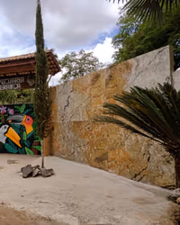 🌟Revestimento externo com mármore paginado 160x80 em Corrego do ouro, Itapemirim/ES Nesta entrada de sítio em... - Mote Construcoes (12/02/2024)