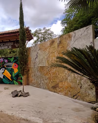 Transforme Seu Espaço com Estilo 🌟💪 Transformamos a entrada do seu sítio com mármore paginado de 160x80cm! — Moté Construções (12/02/2024)